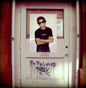 Foto publicada na manhã do dia 27 de outubro no perfil oficial de Lou Reed no Facebook, com a legenda ‘The Door’ (‘A porta’) 