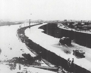 A imagem mostra as cenas de enchentes nas marginais do Rio Tietê, entre os anos 60 e 70. Um fato antigo na cidade, devido à falta de planejamento urbanístico e administrações voltadas para os interesses financeiros e imobiliários.