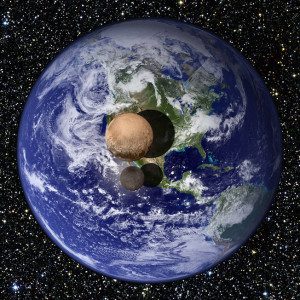 Medições recentes de Plutão e Caronte obtidos pela New Horizons – Esta comparação mostra qual seria o aspecto do planeta e sua maior lua, se fossem colocados acima e a longa distância da superfície da Terra. As medidas indicam que Plutão tem o diâmetro de 2.370 km e Caronte de 1.208 km, o equivalente a 18,5% e 9,5% da medida diametral da Terra, respectivamente.