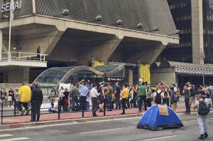 Prédio da FIESP na Avenida Paulista, vira ponto de encontro, assim como o MASP. Manifestantes acomparam na avenida. Foto: Elaine Patrícia Cruz/Agência Brasil