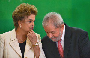 Dilma Rousseff e o novo ministro da Casa Civil, Luiz Inácio Lula da Silva – a nomeação está suspensa sub judice – durante cerimônia de posse. Foto: José Cruz/Agência Brasil