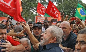 Lula volta para casa após depoimento na PF: apoio da militância petista. Foto: Ricardo Stuckert/ Instituto Lula