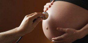 Médico examina mulher grávida. Sífilis pode ser controlada durante a gestação, a fim de proteger o bebê. Foto: divulgação / SOGESP