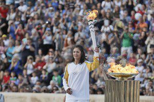 Momento em que a chama passa simbolicamente para a tocha brasileira. Foto: Rio2016/Andre Luiz Mello