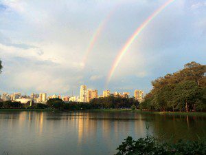 Arco-íris visto do lago do Parque Ibirapuera, uma das áreas de parques que integram a “floresta urbana” de São Paulo. Foto: Ale Kormann/ Fotos Públicas
