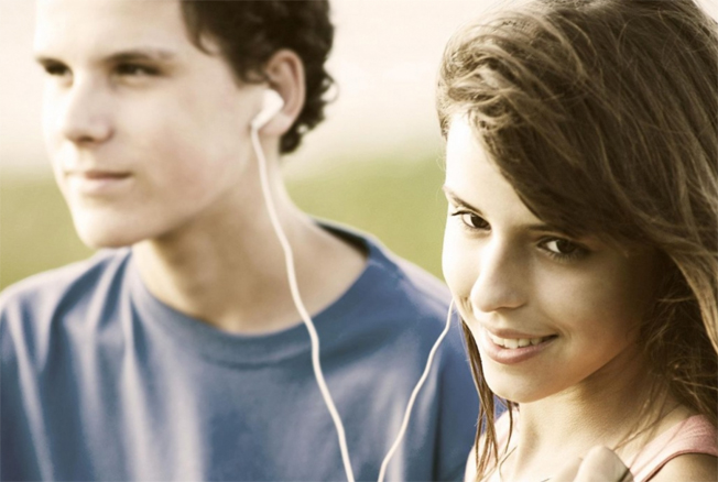 Hábitos de usar diariamente fones de ouvido e frequentar ambientes muito barulhentos têm causado um aumento na prevalência de zumbido nos ouvidos em jovens, considerado um sintoma de perda auditiva, aponta pesquisa. Foto:Wikimedia Commons