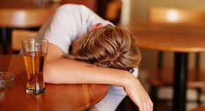 Alcoolismo e seus efeitos negativos: sonolência, falta de coordenação e ressaca.  Foto: Divulgação / SPSP