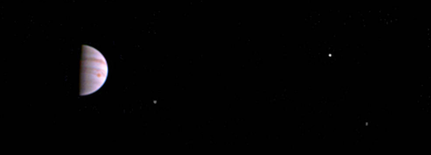 Esta projeção colorida da sonda Juno da NASA, foi feita a partir de algumas das primeiras imagens tiradas pela JunoCam, após a nave espacial entrar em órbita em torno de Júpiter no dia 5 de julho (UTC). Créditos: NASA / JPL-Caltech / SwRI / MSSS