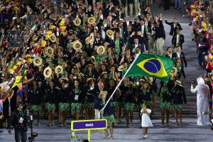 Yane Marques lidera os atletas brasileiros com a bandeira nacional (Foto: Getty Images/Paul Gilham)