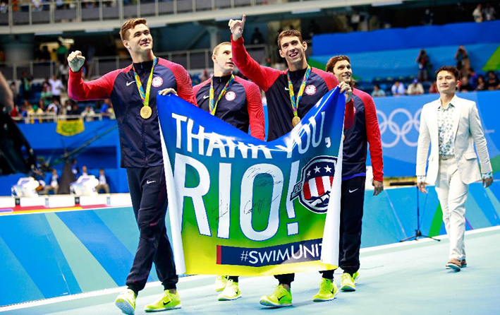 Equipe de revezamento dos EUA, com Phelps no meio, agradece ao Rio. Foto: Getty Images/Adam Pretty