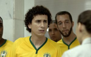 Em um dos vídeos, Rafael Portugal é um atleta com dificuldade para fazer o exame antidoping. Foto: Divulgação