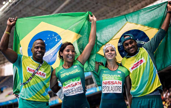 Silvania (esquerda) e Lorena comemoram a dobradinha brasileira no no salto em distância (Fotos: Twitter/CPB)