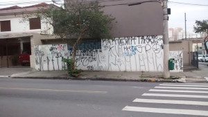 Cidadãos reféns: pichações intermináveis na esquina das ruas Emílio Mallet e Antonio de Barros. Foto: aloimage