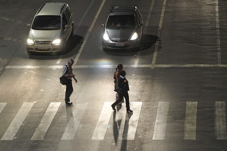 Em SP, 97,8% dos idosos não conseguem atravessar a rua no tempo dos semáforos