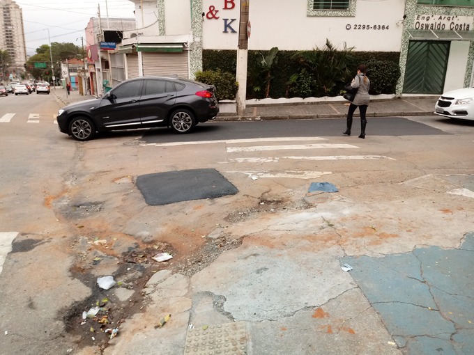 Consertos da PR Mooca na esquina das ruas Emílio Mallet e Antonio de Barros