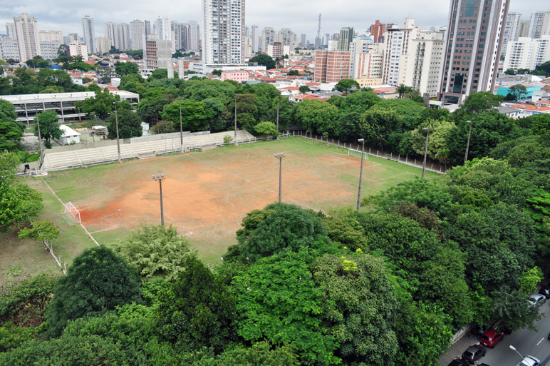 Tatuapé: Um parque abandonado pela Prefeitura e a sujeira por trás dos tapumes