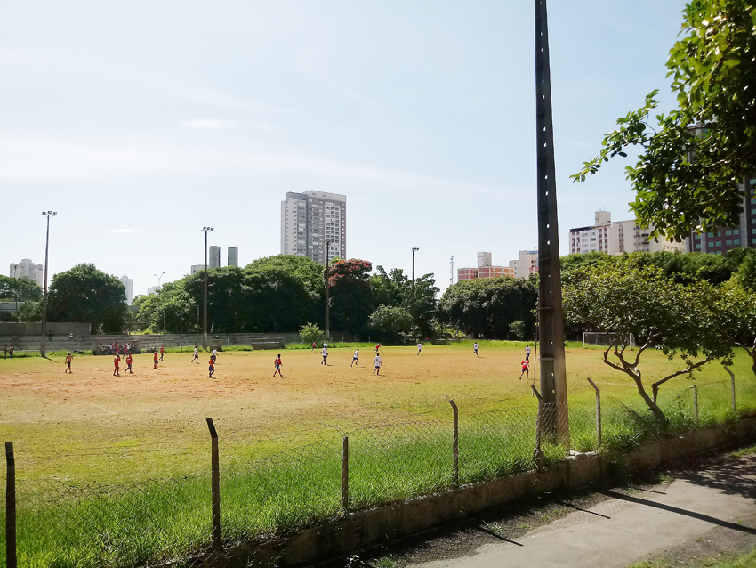 Centro Esportivo no Tatuapé: futebol e alegria efêmera, vídeos