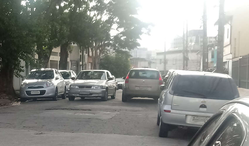 Buracos aumentam por todo o bairro do Tatuapé, moradores reclamam
