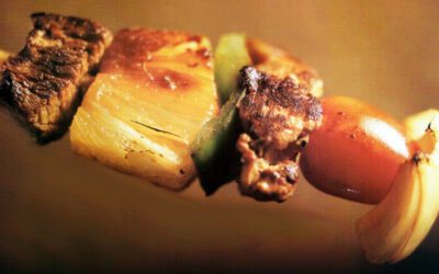 Espetinhos mistos de carne com abacaxi