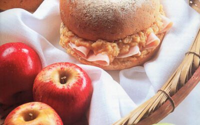 Sanduíche de peito de peru defumado com maçãs