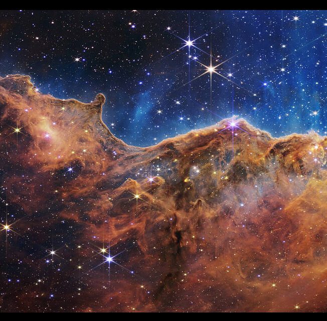 Webb da NASA revela penhascos cósmicos, paisagem brilhante do nascimento de estrelas