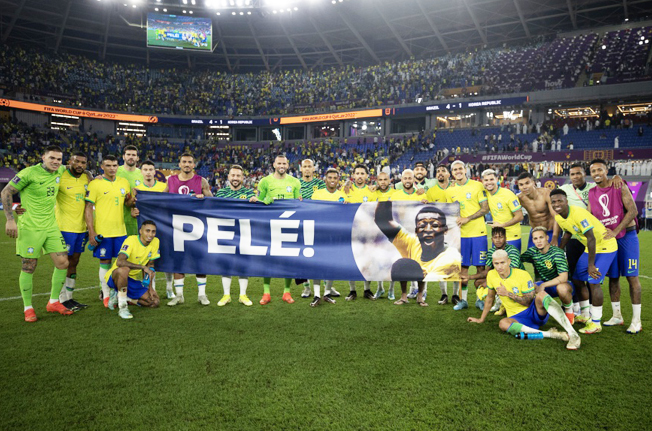 Jogadores da Seleção Brasileira e o público mandam mensagem ao Pelé