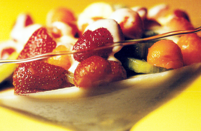 Receitas antigas da Nestlé – Taça colorida de creme e frutas