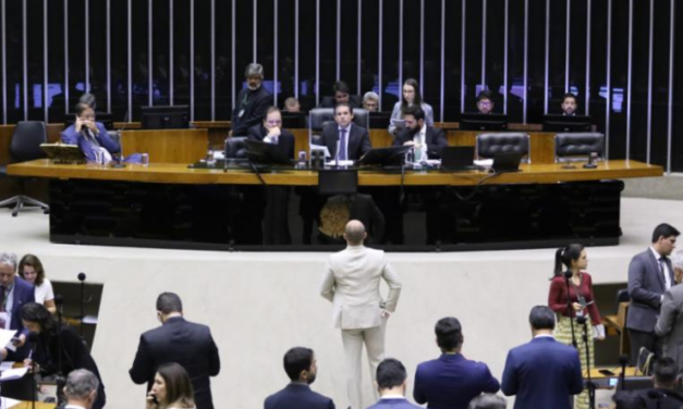 Deputados desobstruem o Plenário da Câmara, após acordo de pautar reivindicações