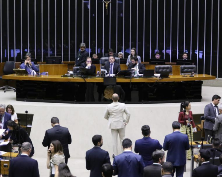 Deputados desobstruem o Plenário da Câmara, após acordo de pautar reivindicações