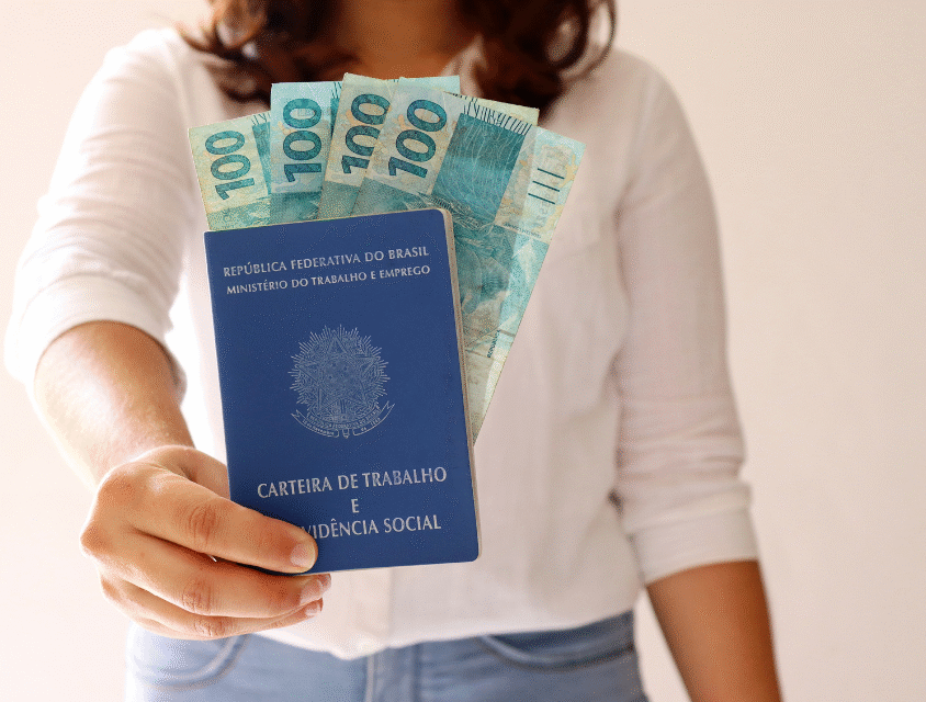 Mercado de trabalho segue em alta, mas um terço dos trabalhadores recebem salário-mínimo