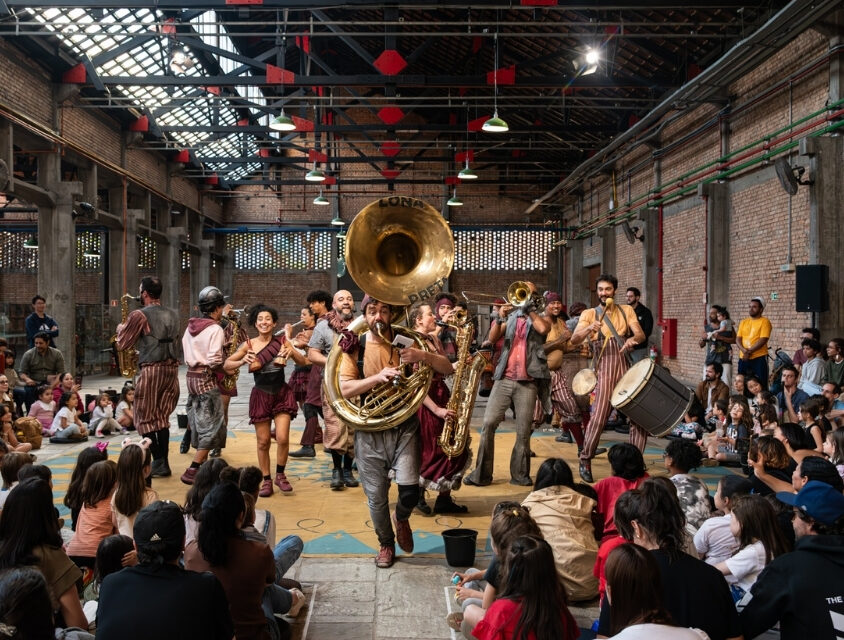 Estreia do espetáculo “O Circo da Lona Torta” celebra 20 anos da Trupe Lona Preta no Sesc Pompeia