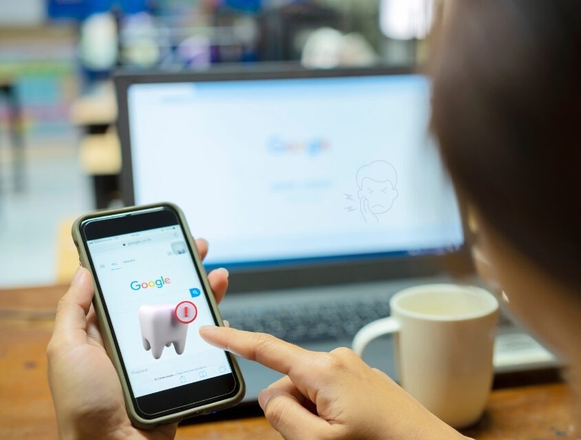 Consultas ao “Dr. Google” são risco para pacientes na Odontologia, alerta CFO