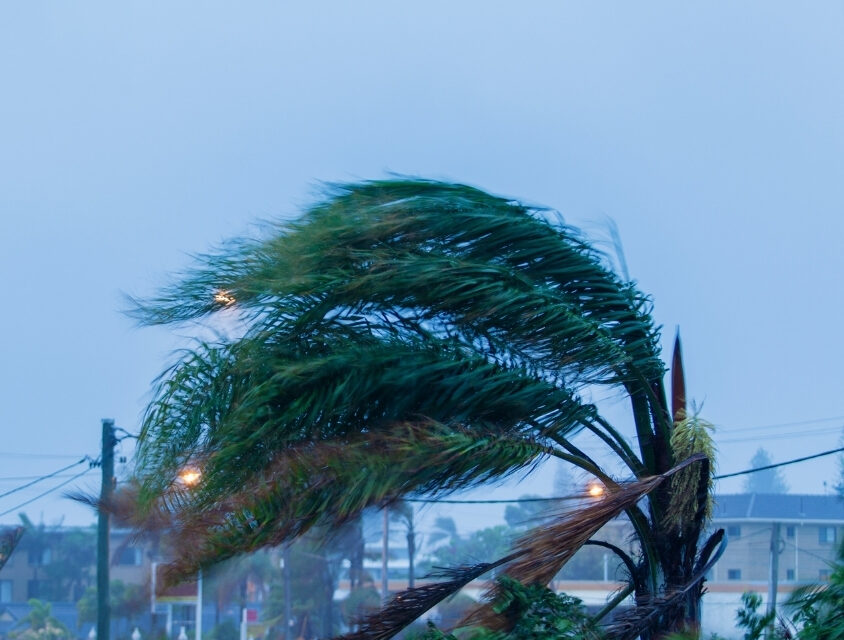 Ventania perigosa de um ciclone extratropical coloca cidades em alerta no Brasil