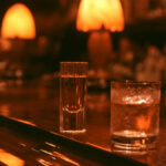 Do copo ao colapso: o mercado clandestino das bebidas como face lucrativa e visível da desordem social