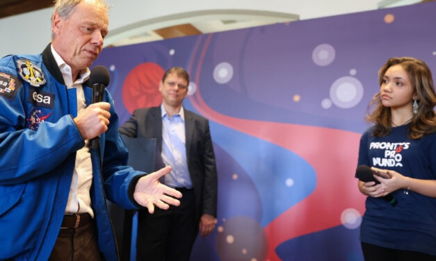 Alunos do Prontos Pro Mundo se encontram com astronautas no Palácio dos Bandeirantes