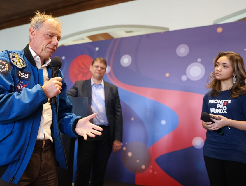 Alunos do Prontos Pro Mundo se encontram com astronautas no Palácio dos Bandeirantes