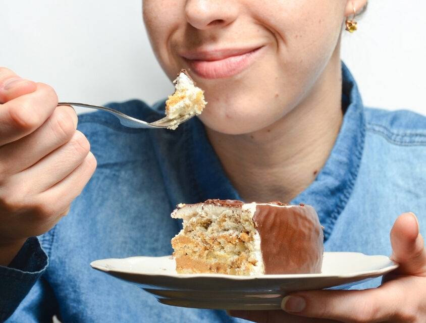 Excesso de açúcar pode causar tontura e zumbido, alerta especialista