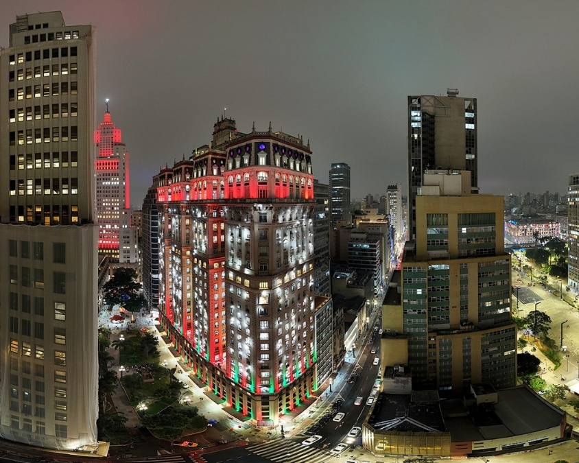 Edifício Martinelli recebe iluminação de Natal pela primeira vez na história