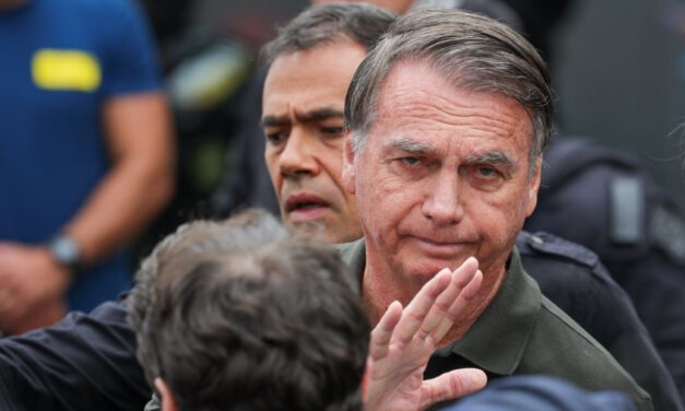 Bolsonaro, a tornozeleira e o espetáculo: a cortina de fumaça para os escândalos reais