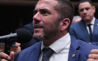 Deputados de oposição chegam a Brasília por impeachment de Moraes