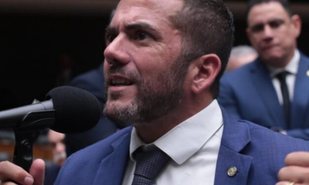 Deputados de oposição chegam a Brasília por impeachment de Moraes