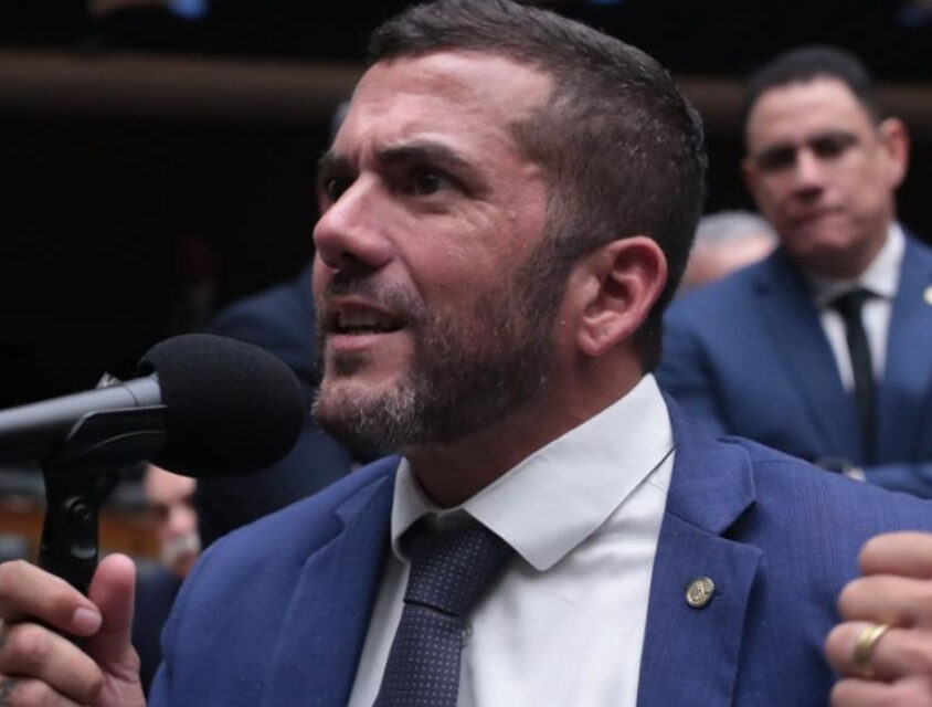 Deputados de oposição chegam a Brasília por impeachment de Moraes