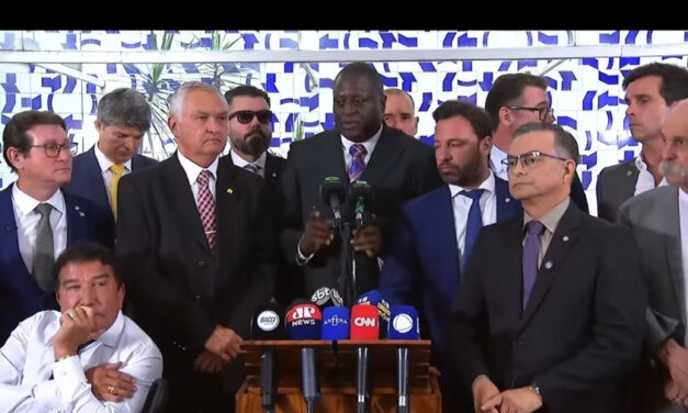 Parlamentares da oposição protocolam impeachment do ministro Alexandre de Moraes