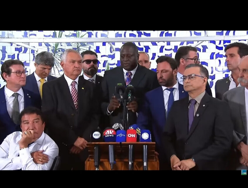 Parlamentares da oposição protocolam impeachment do ministro Alexandre de Moraes