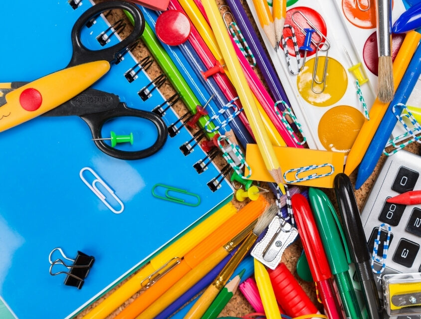 Inflação e renda provocam queda nas vendas de material escolar em 2026