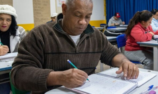 Educação de Jovens e Adultos: Como se inscrever na EJA durante todo o ano