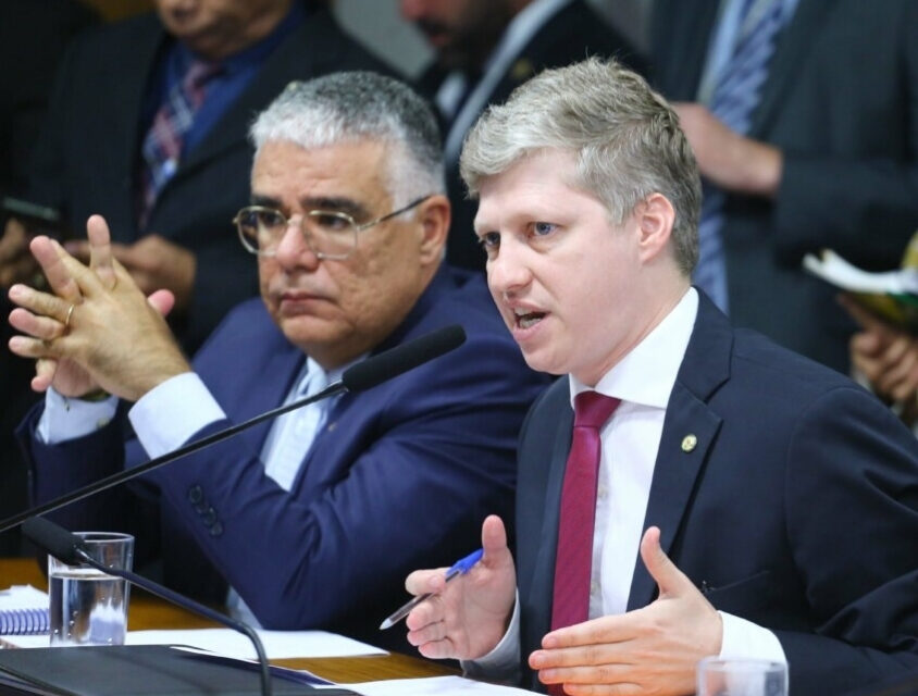 Parlamentares da oposição querem tornozeleira eletrônica e retenção do passaporte de Lulinha