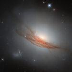 Hubble vê galáxia com anéis escuros sob nova luz