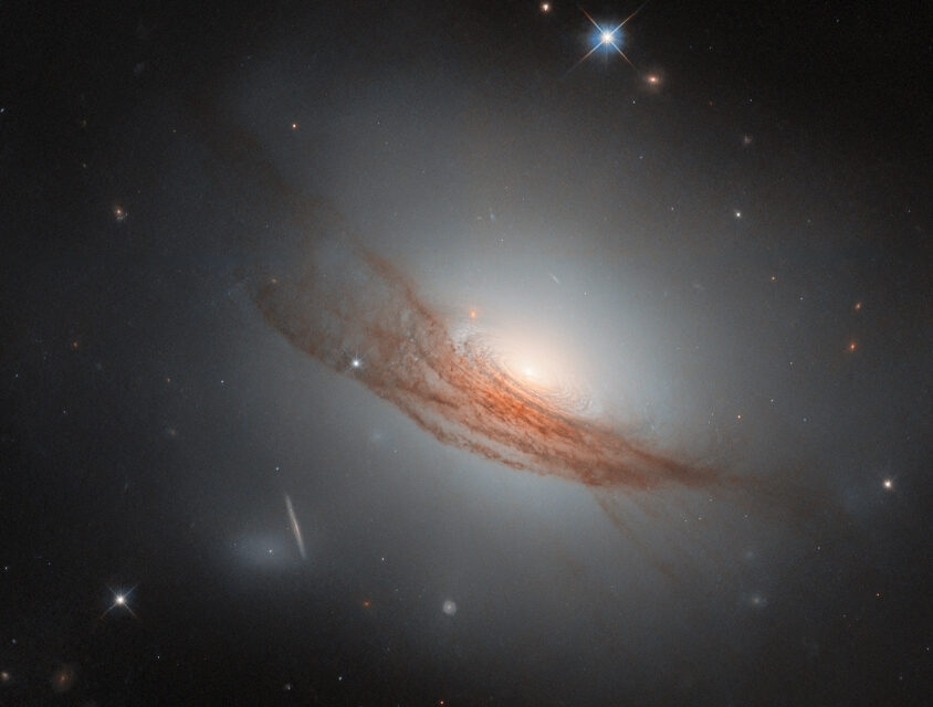 Hubble vê galáxia com anéis escuros sob nova luz