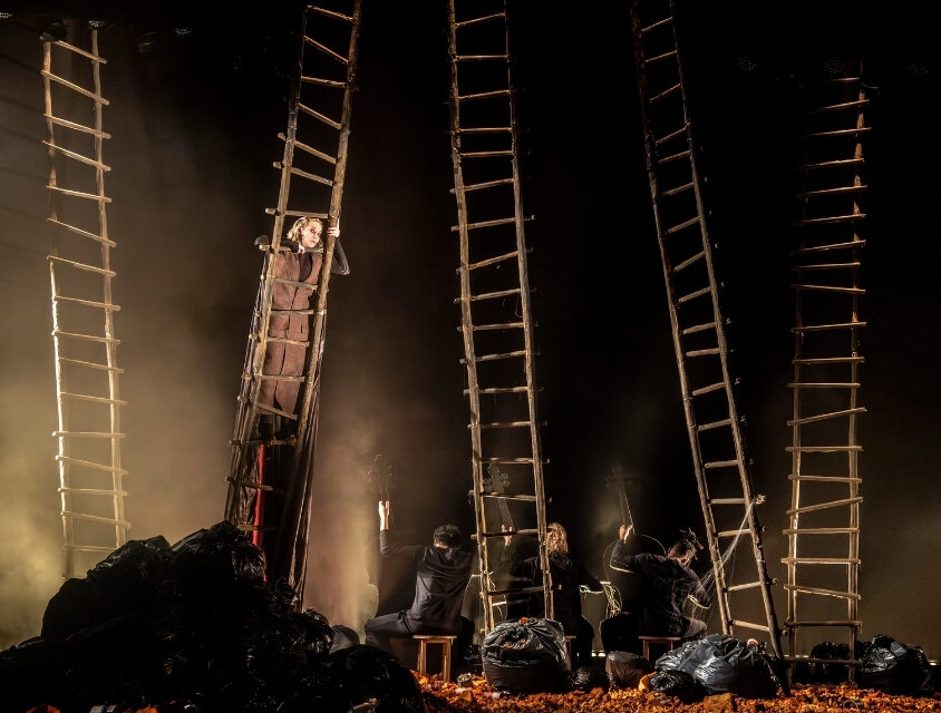 Choque! Procurando Sinais de Vida Inteligente está no Teatro FAAP com Danielle Winits e direção de Gerald Thomas